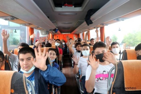 Gençlik ve Spor İl Müdürü kampçıları Arsuz'a uğurladı