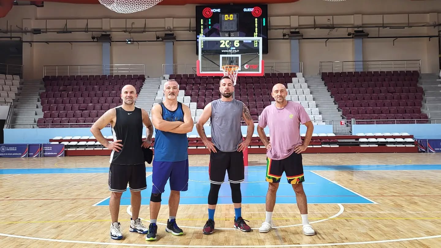 Arsuzlu öğretmenler basketbolda 2’de 2 yaptı
	Arsuz İlçe Milli Eğitime mensup öğretmenlerden oluşan basketbol takımı;kamu kuruları arasında düzenlenen 3x3 basketbol turnuvasının