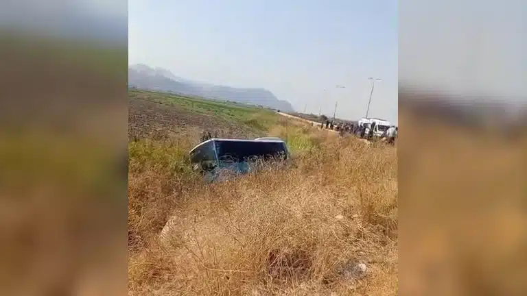 Antakya’da halk otobüsü tarlaya savruldu: Sürücü yaralandı