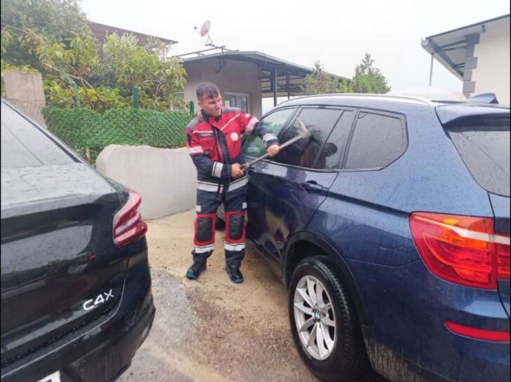 Araçta Mahsur Kalan Bebek İtfaiye Ekiplerince Kurtarıldı