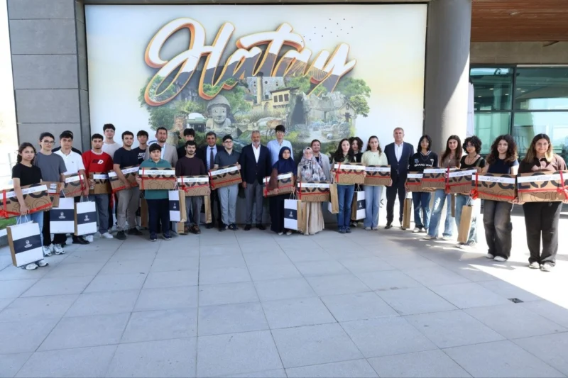 Hatay’ın başarılı gençleri eğitim ödülleriyle onurlandırıldı