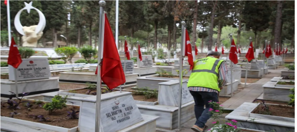 Hatay’da Mezarlıklar Bayrama Hazırlanıyor