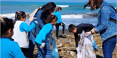 Arsuz sahili öğrencilerle temizlendi