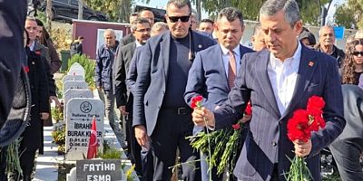 Özgür Özel,  Hatay'da Deprem Şehitliğini Ziyaret Etti